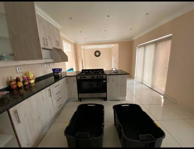 5 BEDROOM HOUSE FOR SALE IN FOURWAYS
